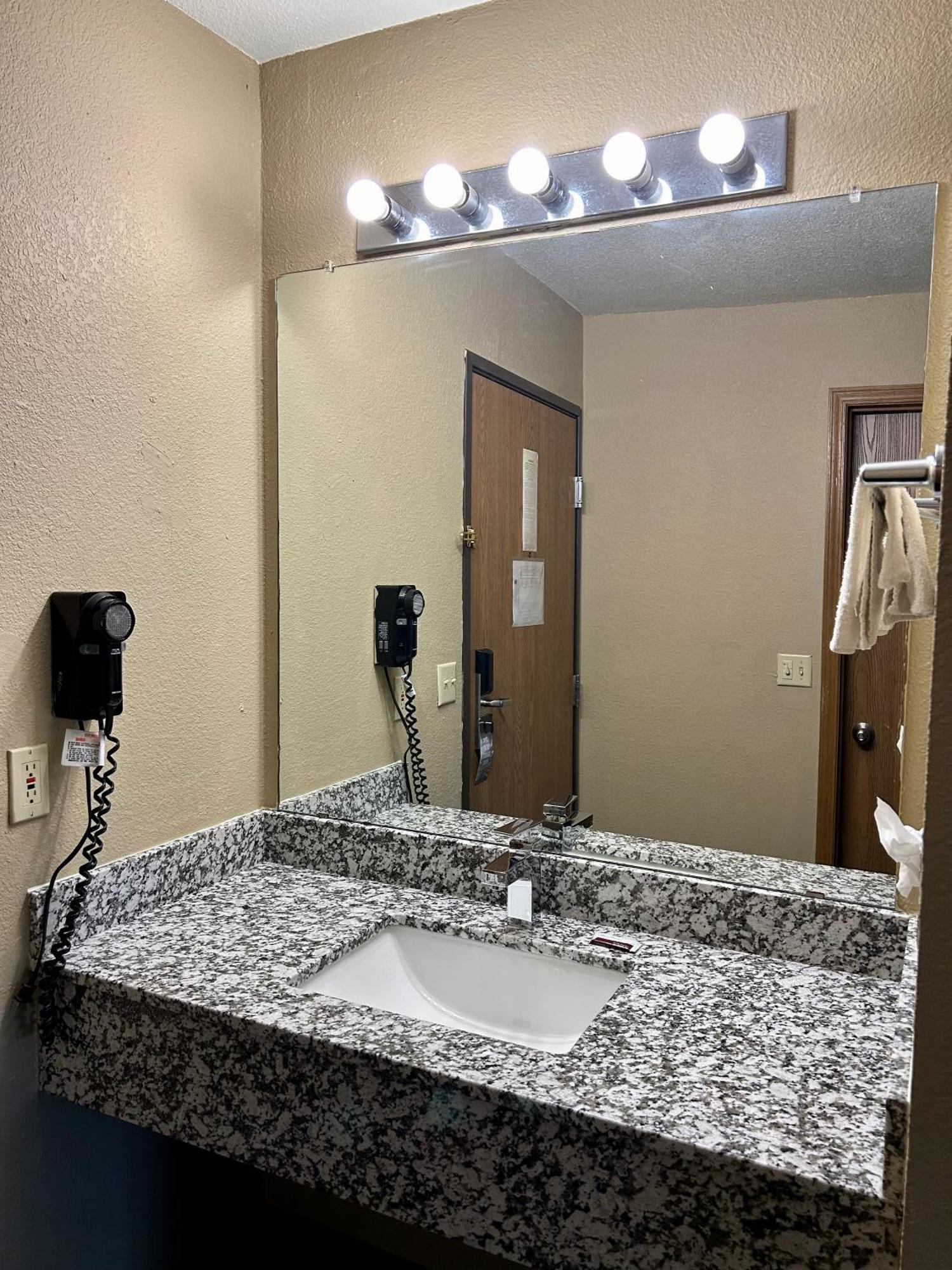 Super 8 By Wyndham Platte City Kansas City Area Eksteriør billede
